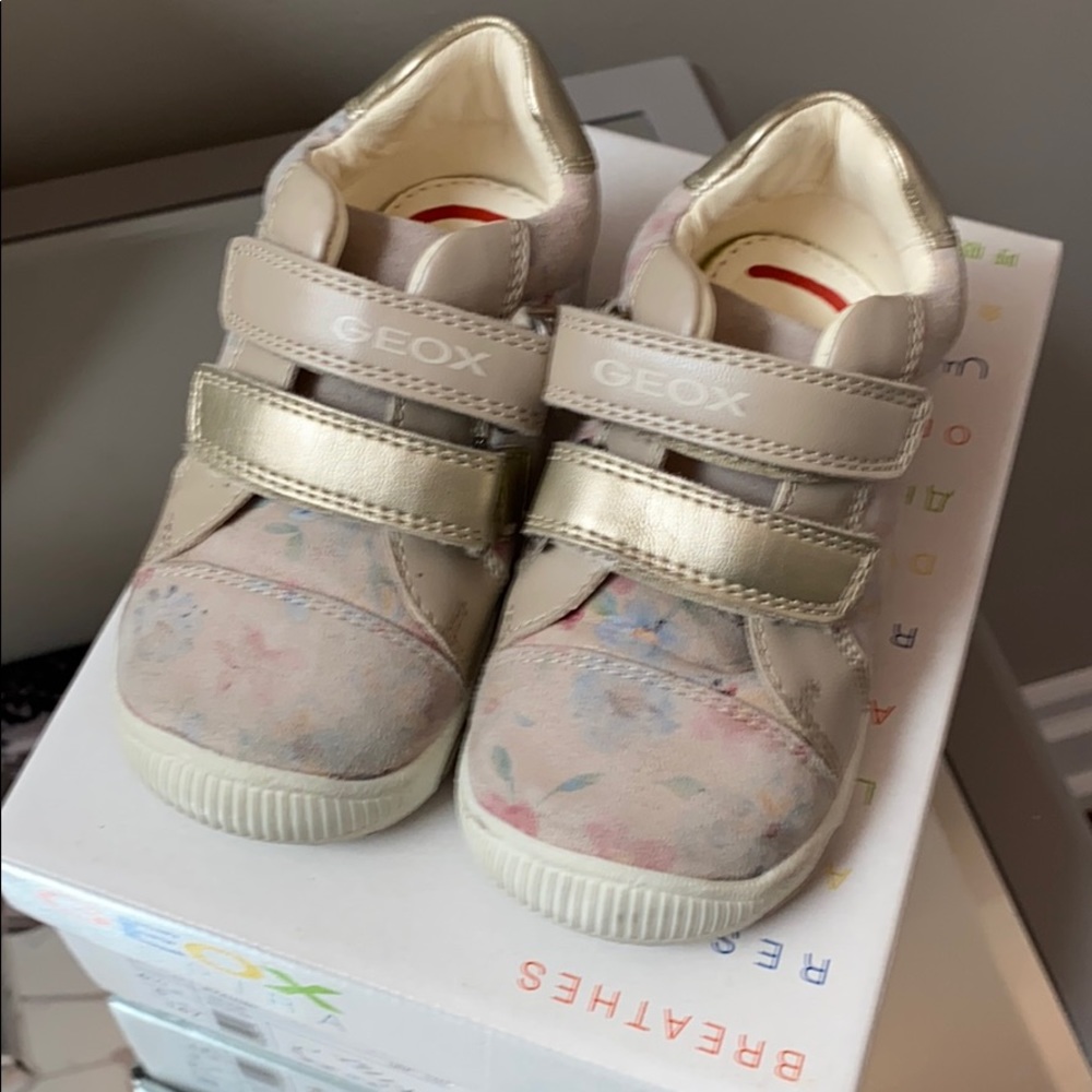 Excellent condition Geox tan, gold and floral